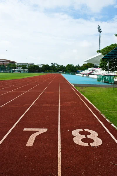 Nummer zeven en acht op het begin van een atletiekbaan — Stockfoto