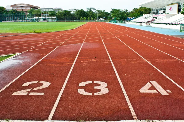 Número dos tres y cuatro en el inicio de una pista de atletismo —  Fotos de Stock