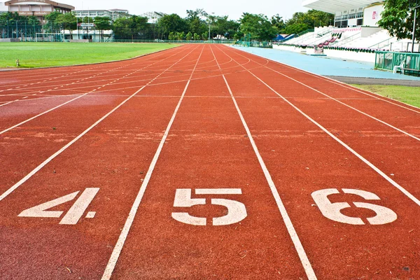 Número cuatro cinco y seis al inicio de una pista de atletismo — Foto de Stock