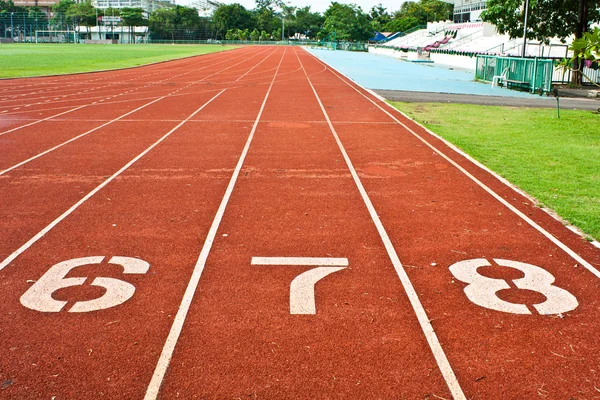 Número seis siete y ocho al inicio de una pista de atletismo — Foto de Stock