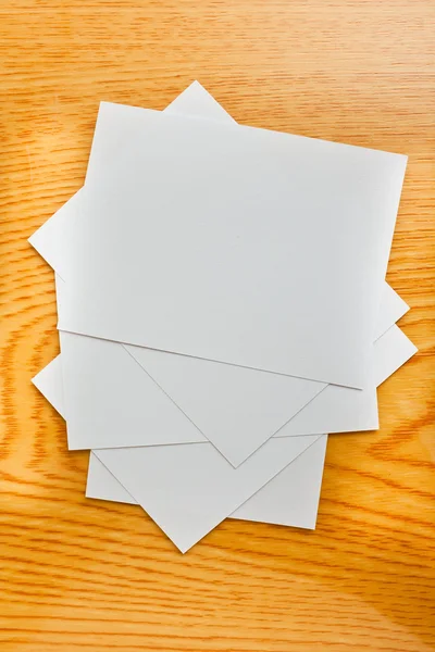 Livro branco sobre mesa de madeira — Fotografia de Stock