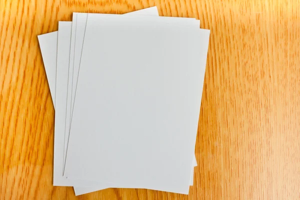 Beyaz kağıt üzerine ahşap masa — Stok fotoğraf