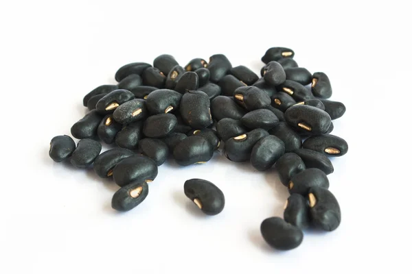 Un puñado pequeño de frijoles negros - preto. Frijoles aislados sobre un blanco —  Fotos de Stock