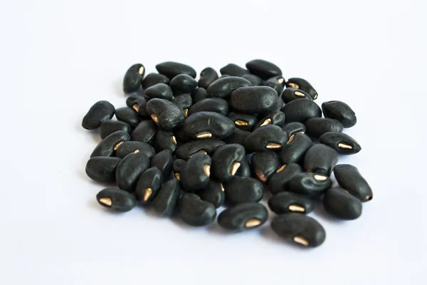Une petite poignée de haricots noirs - preto. Haricots isolés sur un blanc — Photo