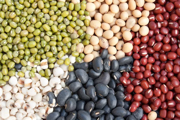 Varios granos de legumbres secas de colores como fondo —  Fotos de Stock