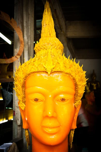 Статуя воскового ангела в тайском стиле на фестивале свечей в Убонратчате — стоковое фото