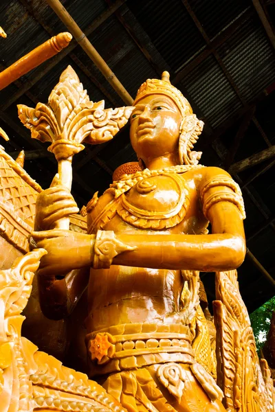 Статуя воскового ангела в тайском стиле на фестивале свечей в Убонратчате — стоковое фото