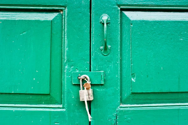 Green door locked — Stock Photo, Image