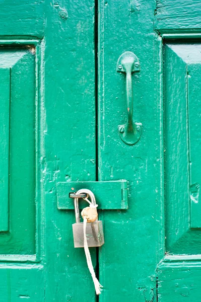 Zelené dveře zamčené — Stock fotografie