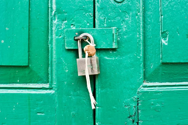 Yeşil kapı kilitli — Stok fotoğraf