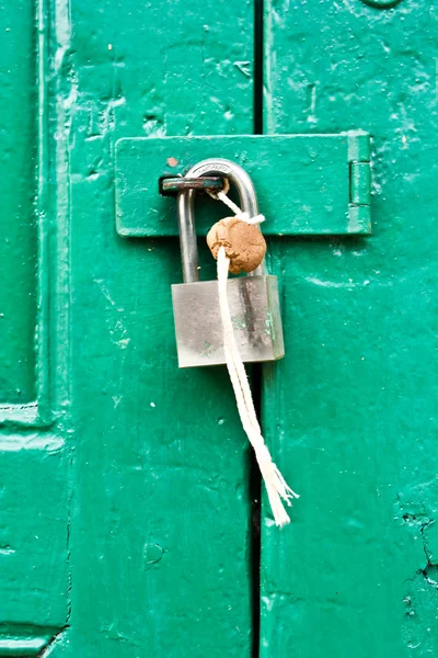 Porta verde trancada — Fotografia de Stock