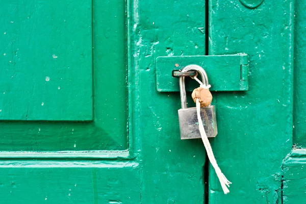 Puerta verde cerrada — Foto de Stock