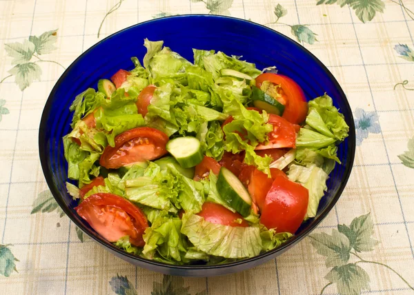 Salada de legumes com salatnike na mesa . — Fotografia de Stock