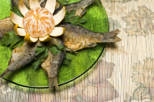 Fried carps in the Green plate with Mandarin Center. — Stock Image Fried carps in the Green plate with Mandarin Center. Stock Picture