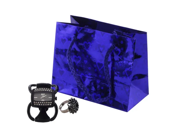 Vrouwelijke horloge, ring en pakket voor gift — Stockfoto