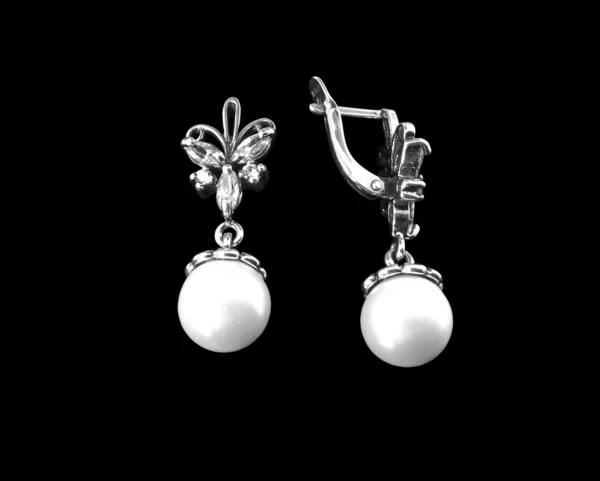 Boucles d'oreilles en argent avec perles — Photo