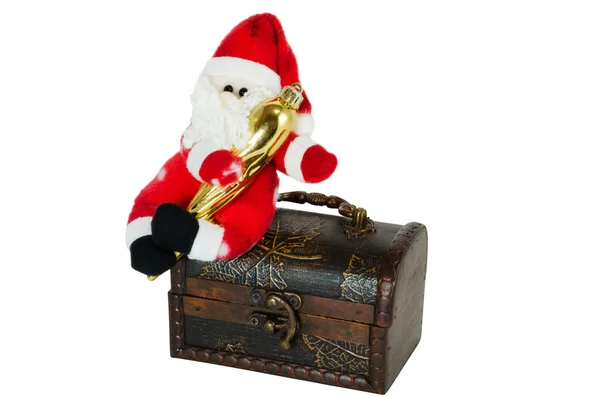 Santa klaus ül egy antikvár mellkasi — Stock Fotó