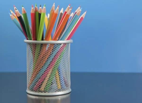Färg pennor i korgen — Stockfoto