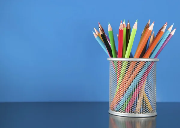 Lápices de colores en la cesta —  Fotos de Stock