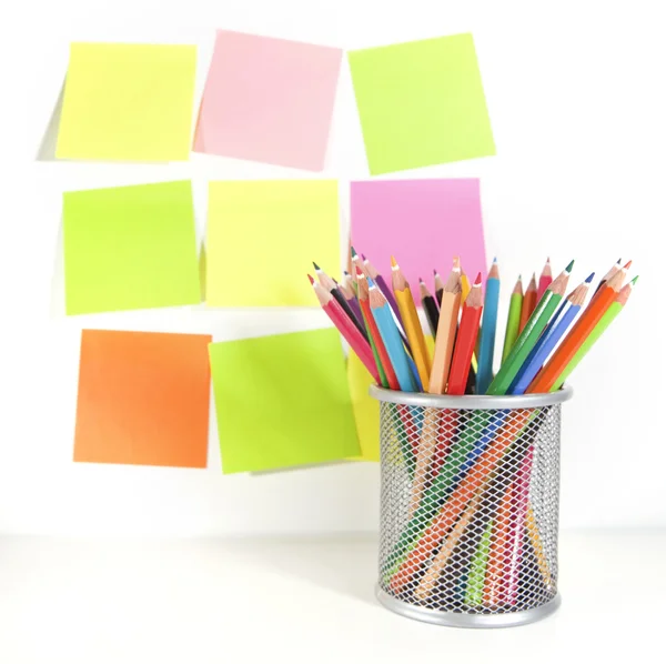 Färg pennor i korgen och postit för påminnelse — Stockfoto