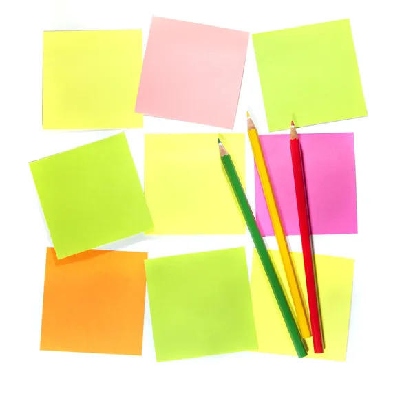 Kolorowe kredki i piśmiennicze dla przypomnienia Uwaga — Zdjęcie stockowe