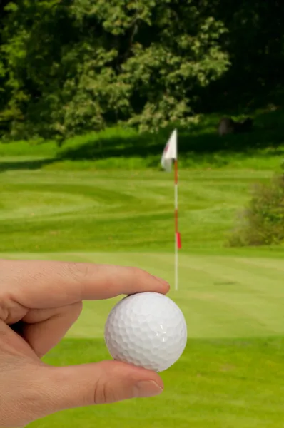 Golf topu ile el — Stok fotoğraf
