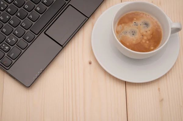 Laptop und Kaffee — Stockfoto