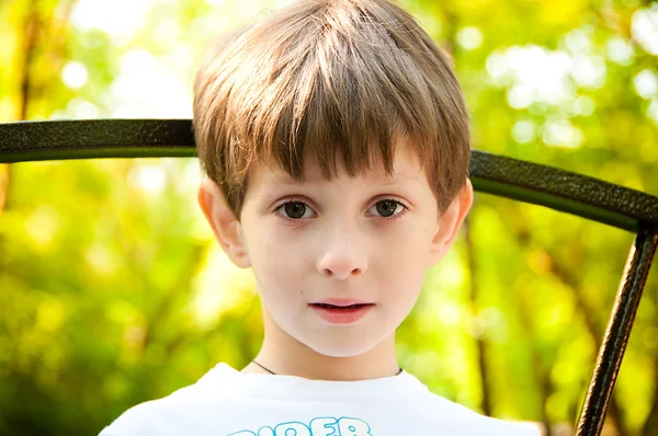 悲しげな表情で男の子の肖像画 — ストック写真