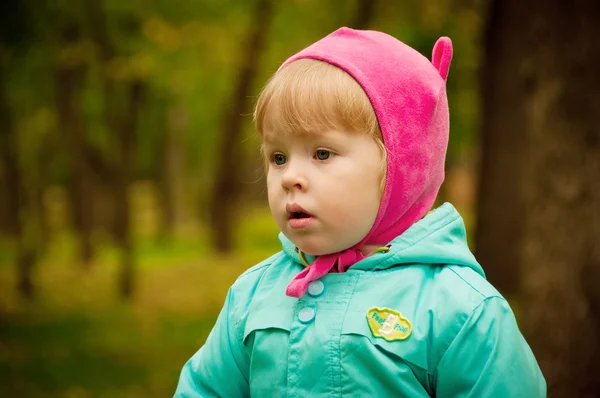 Милая детская прогулка в осеннем парке — стоковое фото