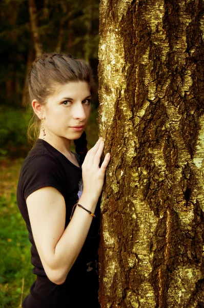 Krásná mladá žena ve venkovním prostředí — Stock fotografie