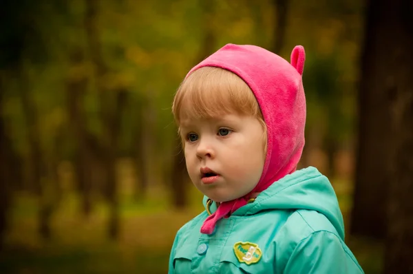 Portret van blond klein meisje — Stockfoto