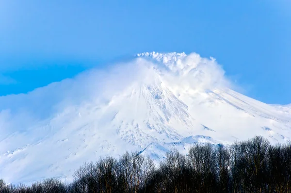 Hermoso volcán en el invierno — Foto de Stock