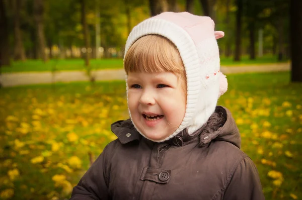 Niño caminando en el parque de otoño —  Fotos de Stock
