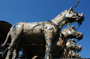 Bronz savaş arabaları ve atları boyalı