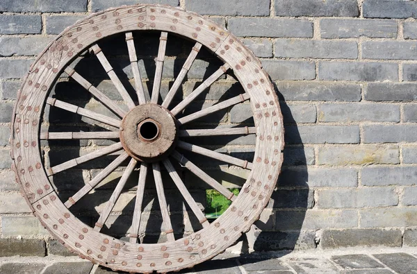 Древнее колесо кареты — стоковое фото