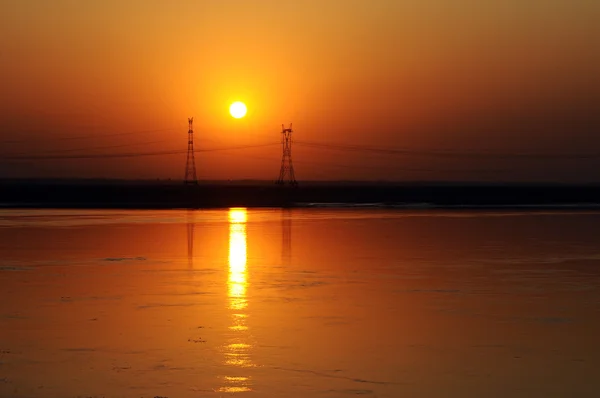 Puesta de sol a orillas del río — Foto de Stock