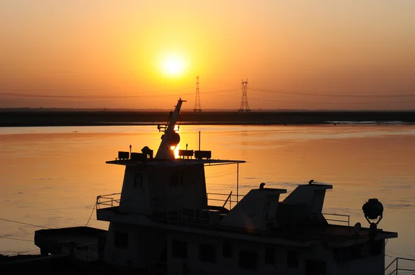 Silhueta de um navio ao pôr-do-sol — Fotografia de Stock