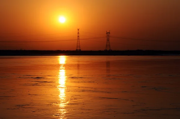 Puesta de sol a orillas del río — Foto de Stock