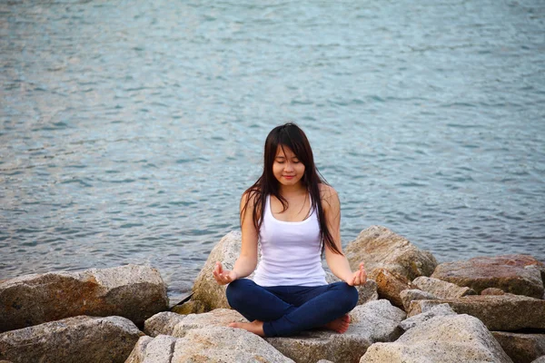 Schöne junge Frau macht Yoga-Übungen im Freien — Stockfoto