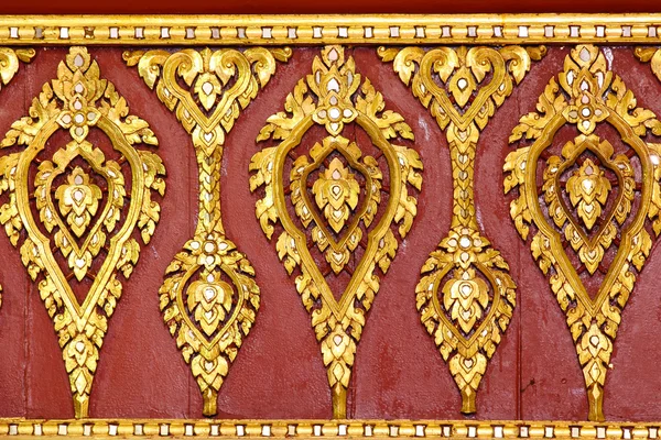 Thailändska gyllene carving templet taket — Stockfoto