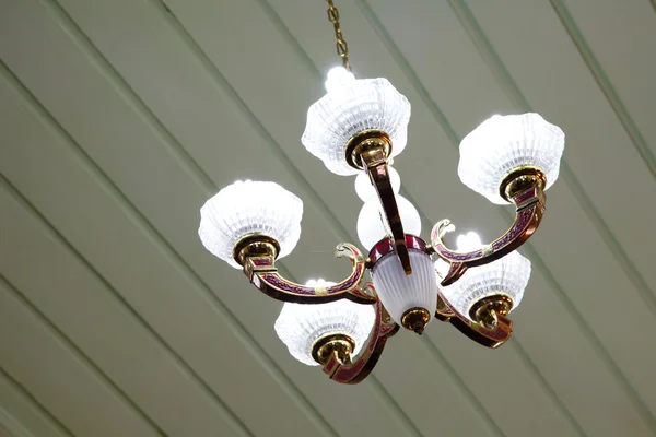 Hermosa lámpara de araña en una habitación —  Fotos de Stock
