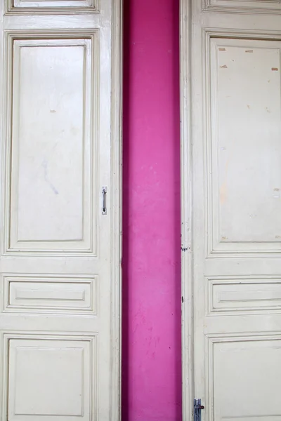 Vintage door handle on wooden door — Stock Photo, Image