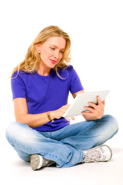 Женщина с цифровым планшетом — стоковое фото