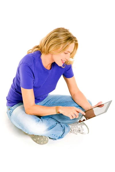 Kvinna med hjälp av en digital tablett — Stockfoto