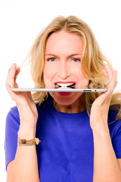 Mulher com tablet digital entre os dentes — Fotografia de Stock