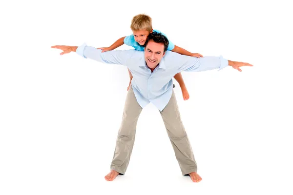 Vater mit Sohn auf dem Rücken — Stockfoto