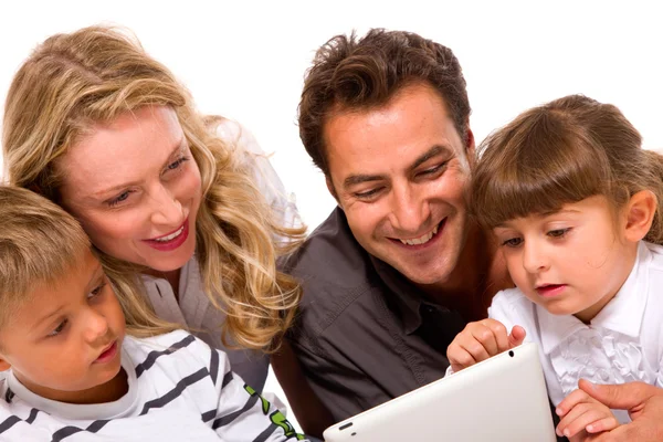 Digitális tablettát használó család — Stock Fotó