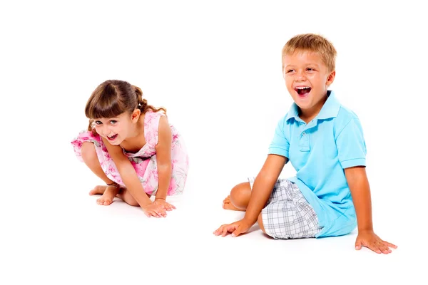 Хлопчик і дівчинка посміхаються — стокове фото