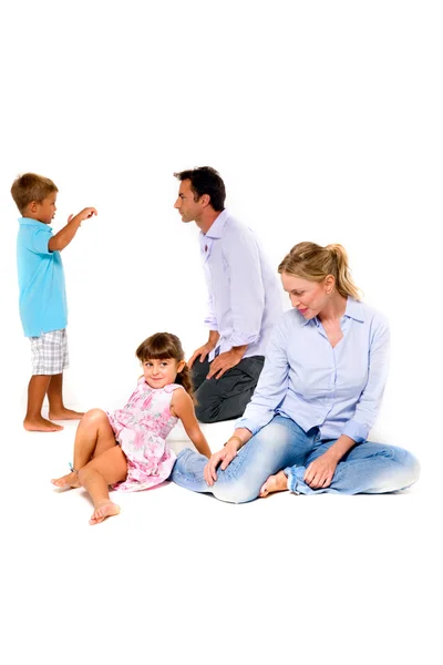 Familie mit zwei Kindern — Stockfoto