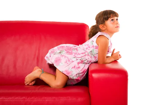 Κορίτσι σε κόκκινο καναπέ — Φωτογραφία Αρχείου